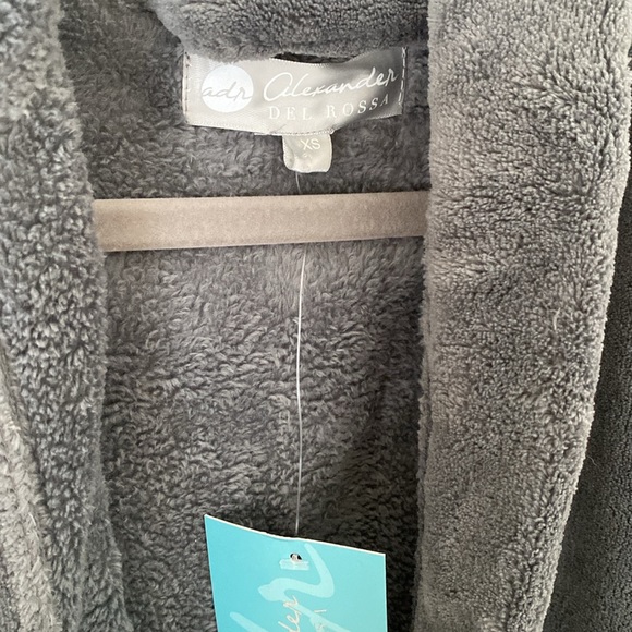 Robe - Picture 2 of 3